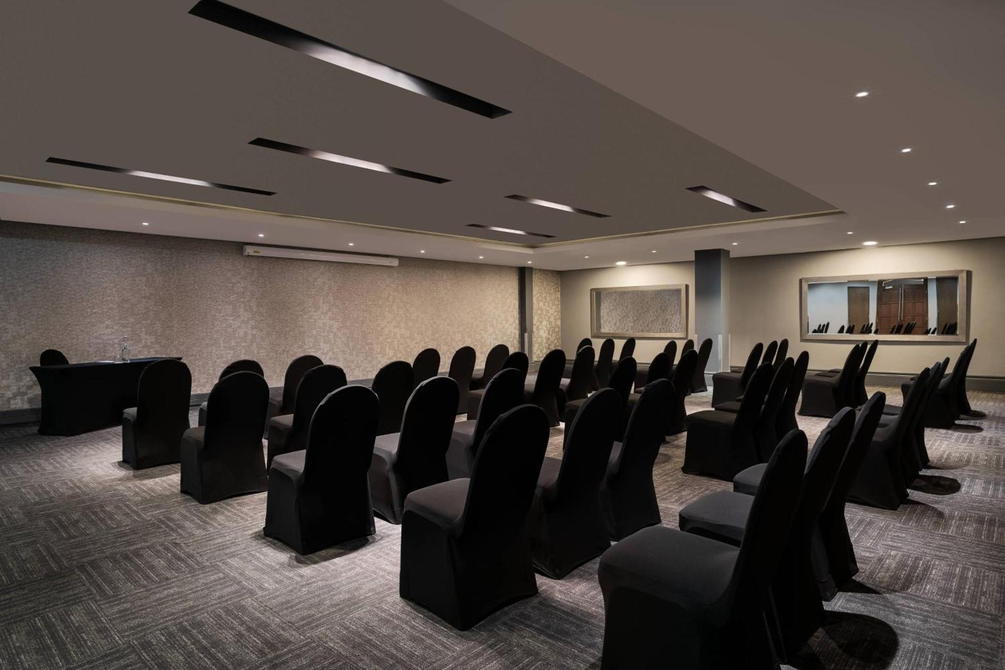 Protea Hotel By Marriott Johannesburg Wanderers Exterior photo